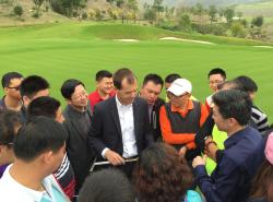 Image of Dr. Leinauer with Chinese Students